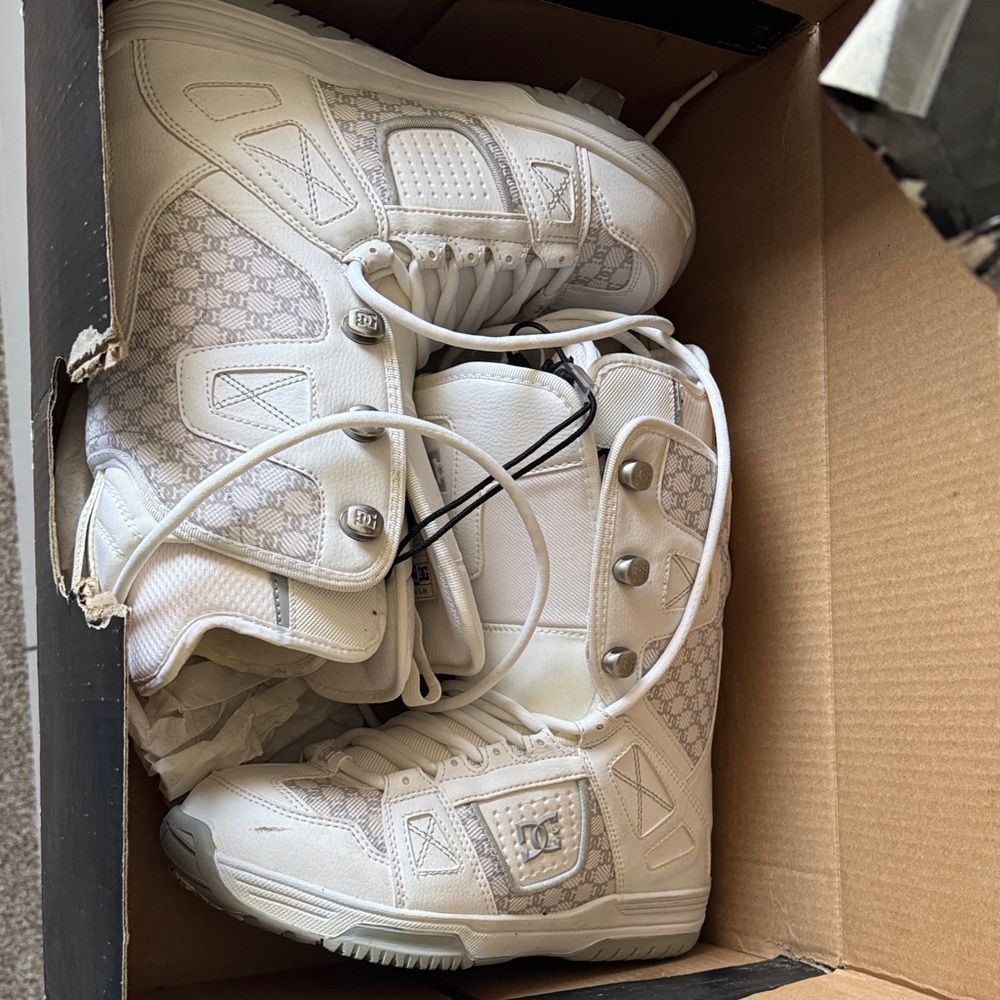 DC Women’s White High-Top Snowboarding Boots